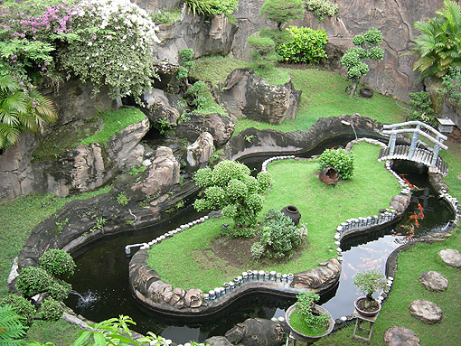 taman rumah minimalis ada kolam